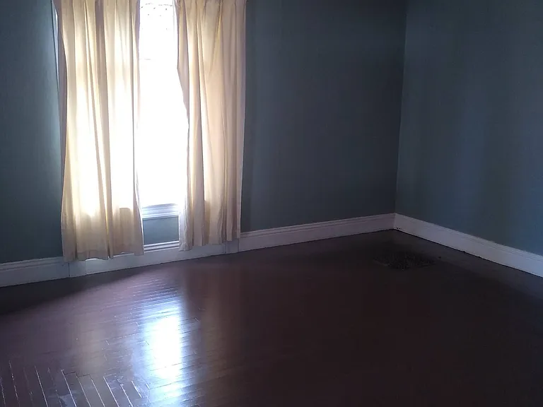 621 4th Ave — Photo 2