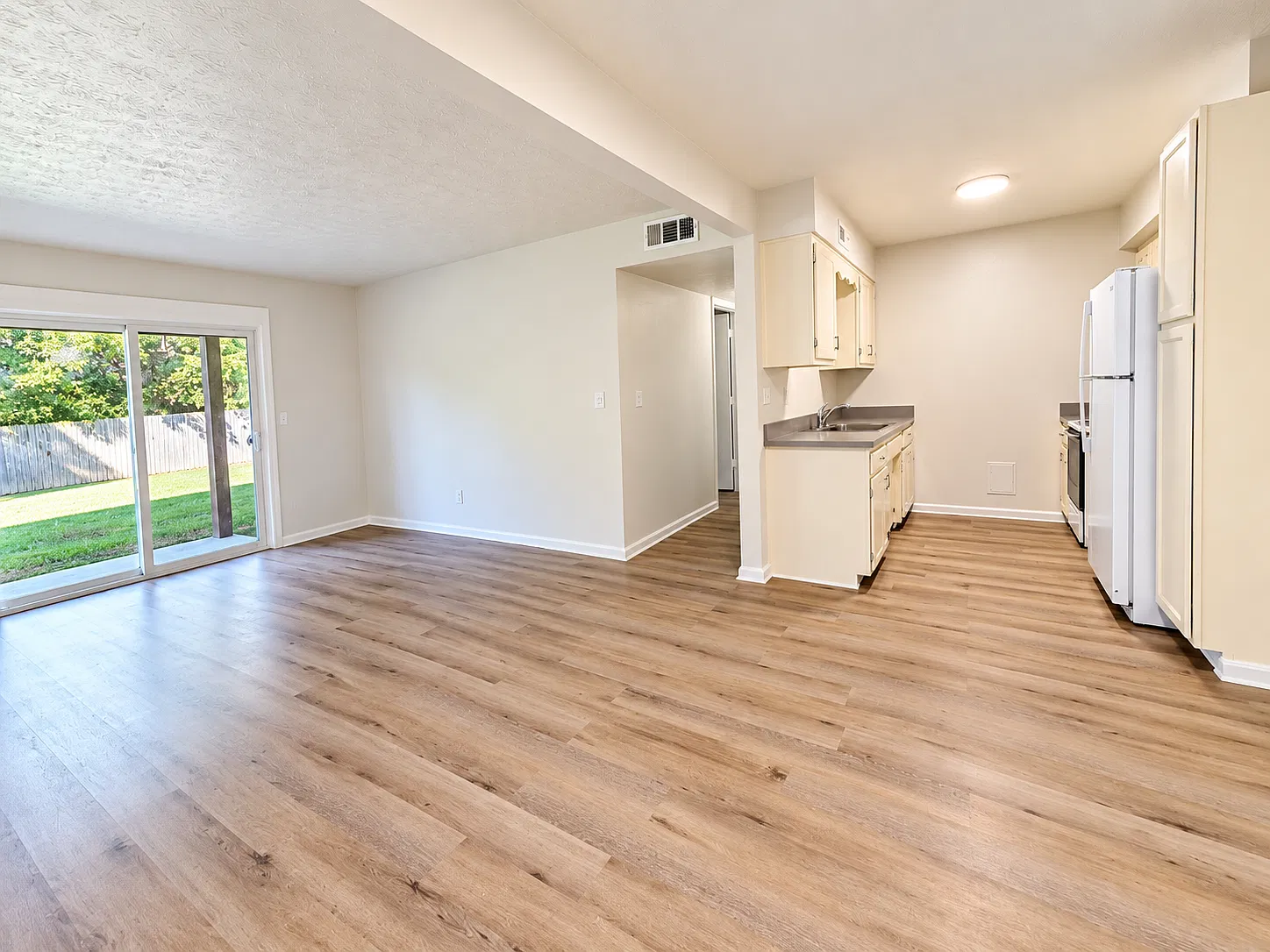 2 bed, 900 sqft, $1,100 — Photo 2