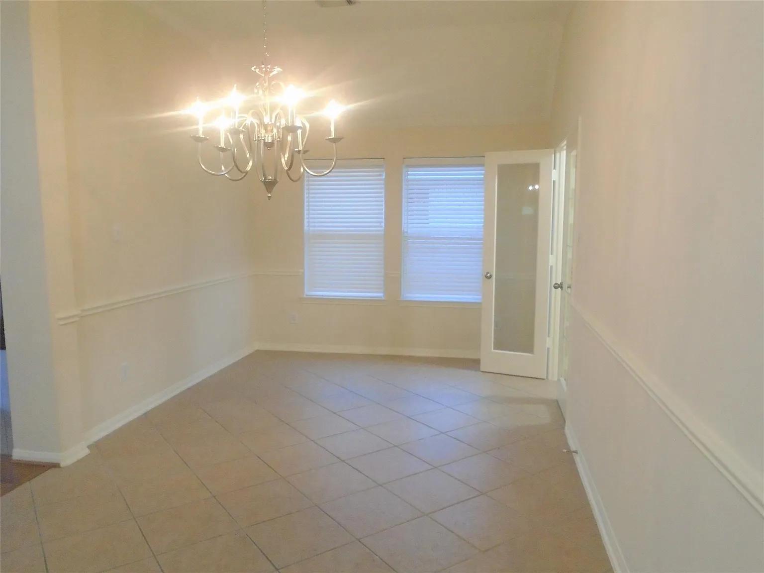 3 bed, 2.0 bath, 1939 sqft, $2,300 — Photo 4