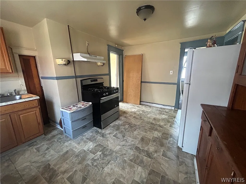 3 bed, 1.0 bath, 2412 sqft, $1,250 — Photo 2