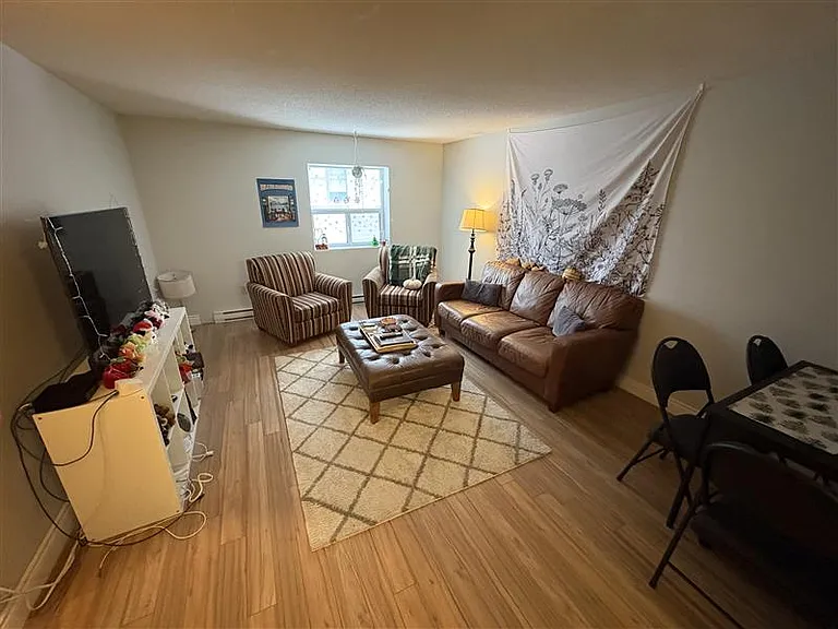 212 Colborne St — Photo 15