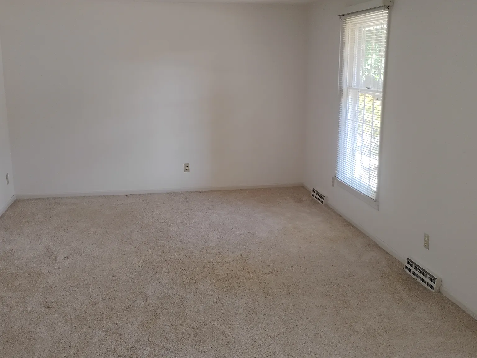 3 bed, 2400 sqft, $1,850 — Photo 2