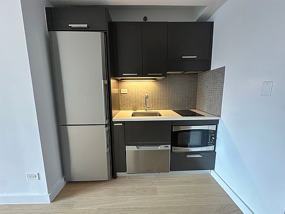 3rd image of 222 E 39th St APT 18C