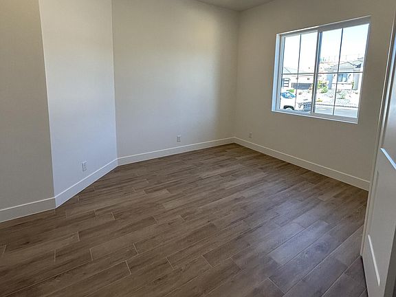 5th image of 1004 E Black Oak Dr