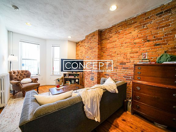 4th image of 216 Hemenway St