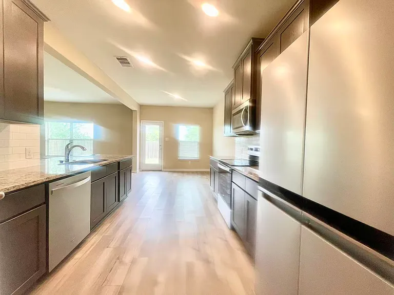 1702 Sandalwood Way — Photo 10