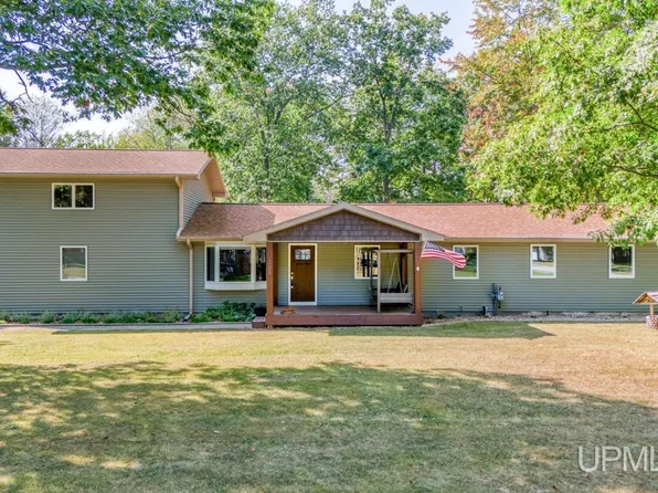 308 Ketcham St, Gladstone, MI 49837