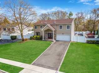 15 Ponderosa Ln, Nesconset, NY 11767