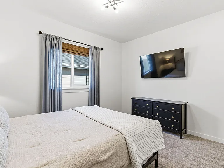 305 E Chevy Dr — Photo 14