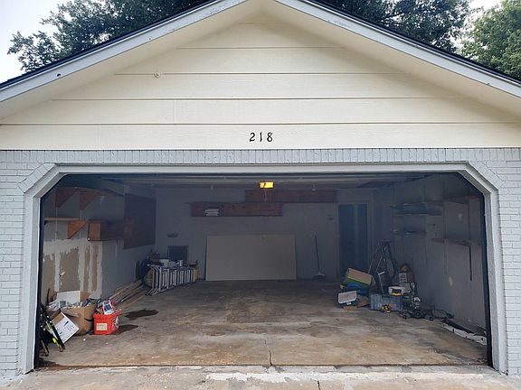 4th image of 218 W Aaron Dr
