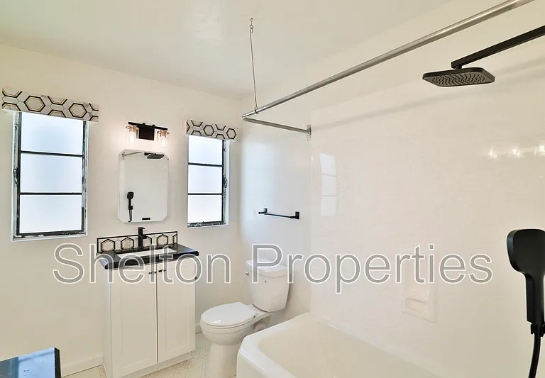 1802 N Laurel Ave — Photo 19