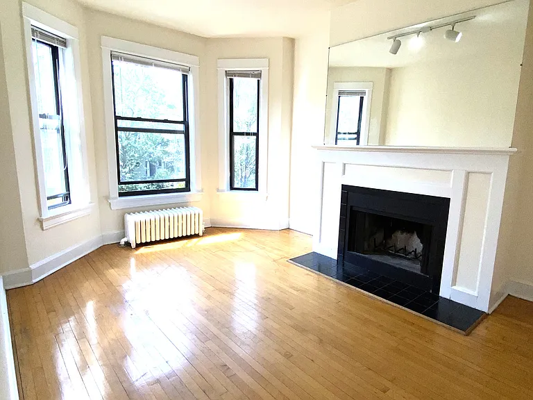 1204 W Addison St #2W — Photo 2