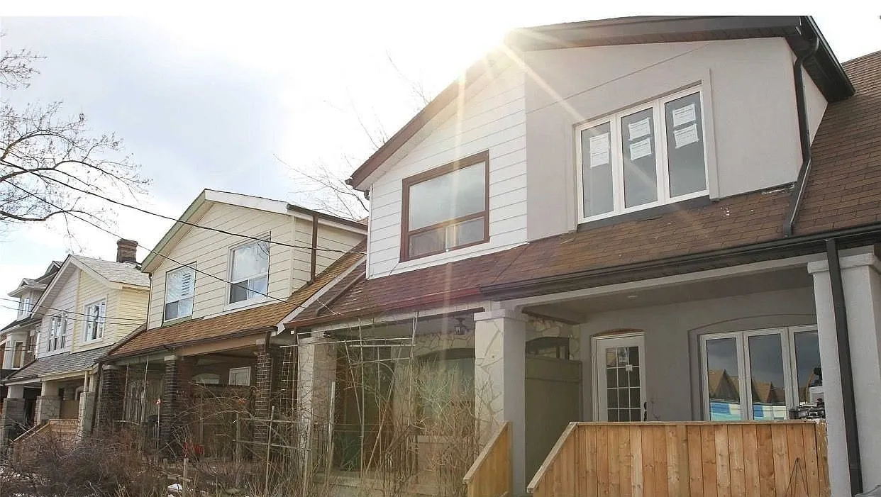 676 Coxwell Ave photo 1