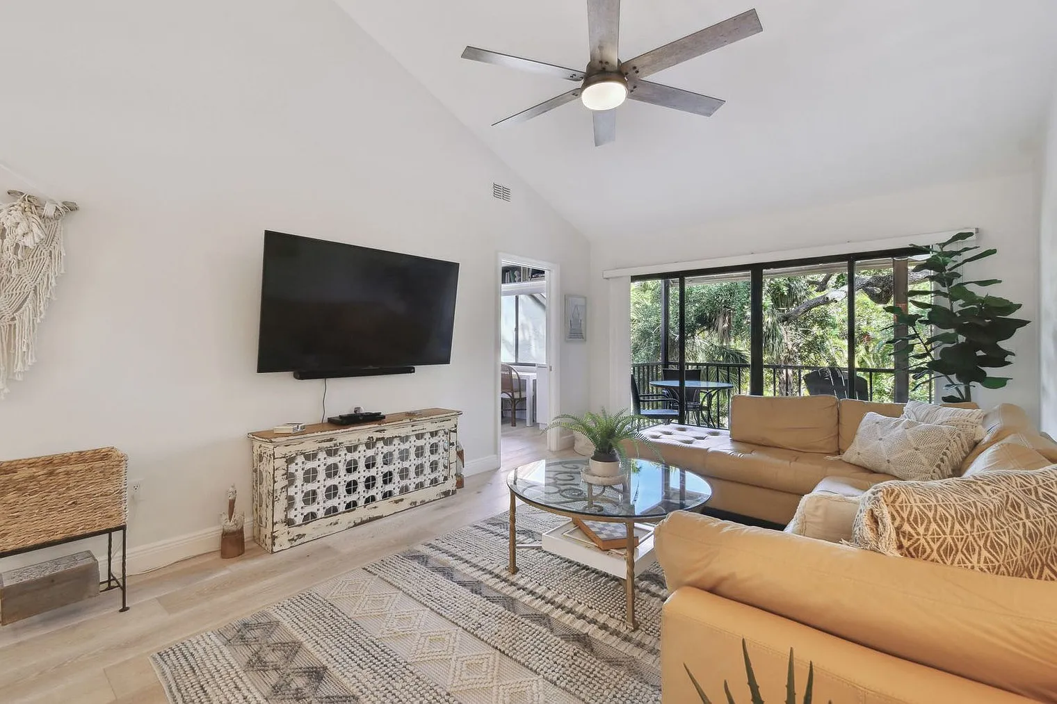 2 bed, 2.0 bath, 1076 sqft, $5,550 — Photo 2