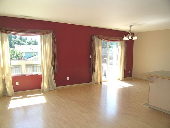 3rd image of 143 NE Tucannon Ct