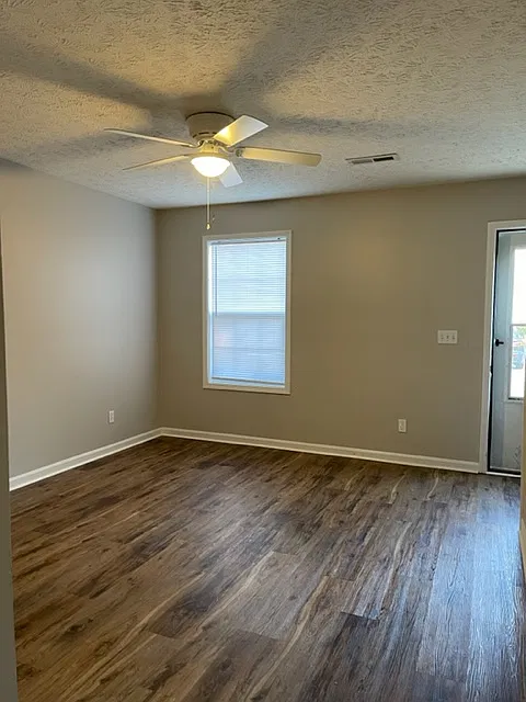 2 bed, 1.5 bath, 900 sqft, $950 — Photo 2