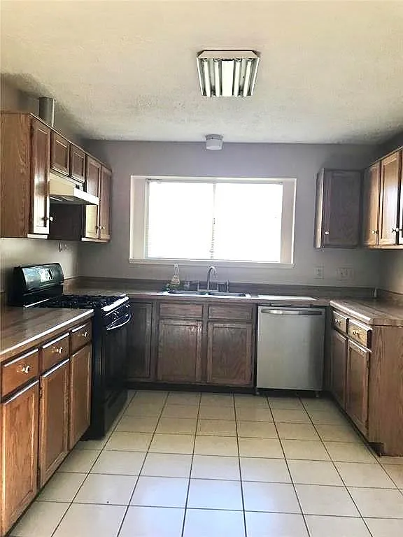 3 bed, 2.0 bath, 1520 sqft, $1,850 — Photo 4
