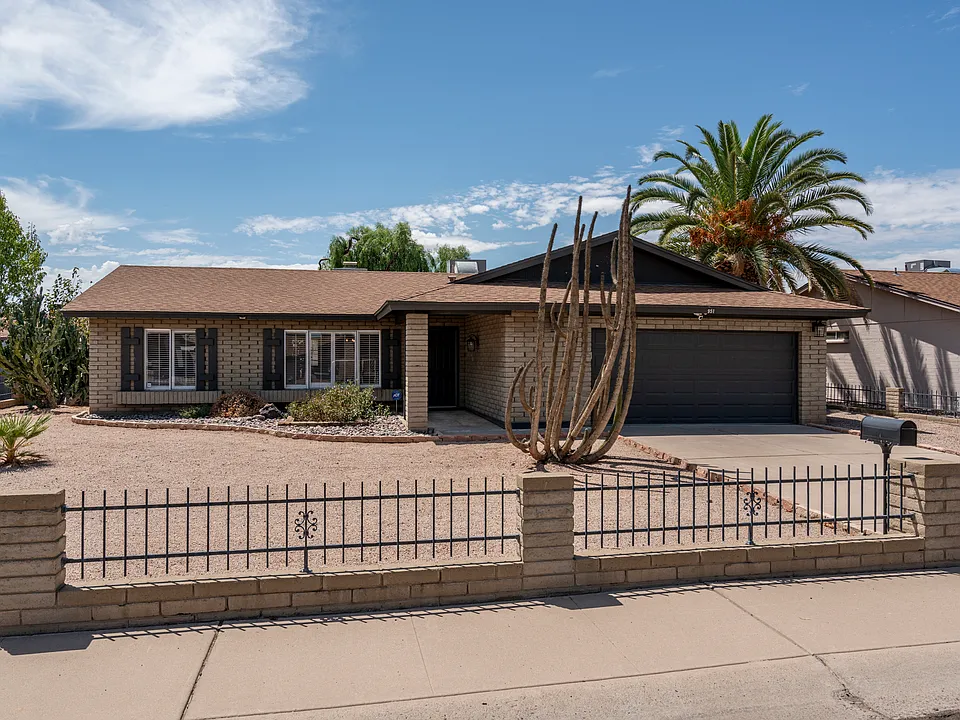 951 W La Jolla Dr