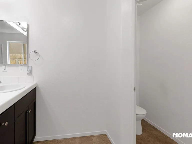 530 Hall St — Photo 17