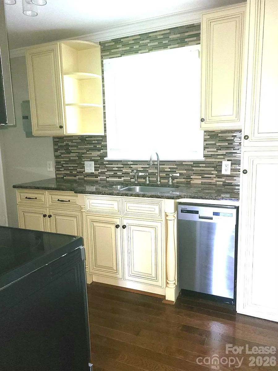 Building Photo - 557 Wakefield Dr #D
