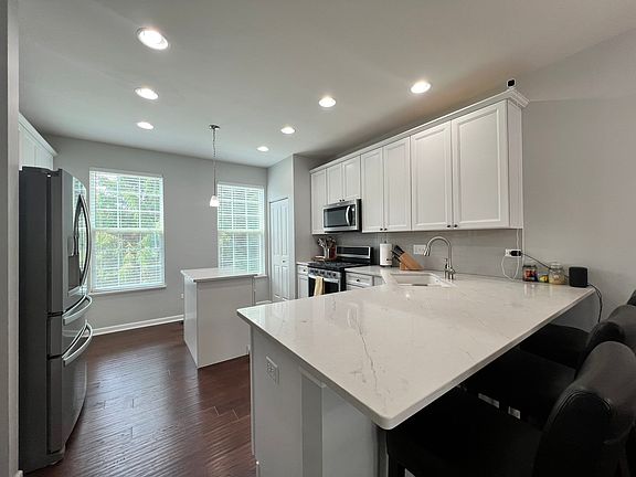 3rd image of 279 Lionel Dr
