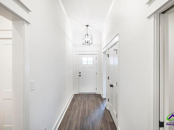 5th image of 303 Willowbrook Ln