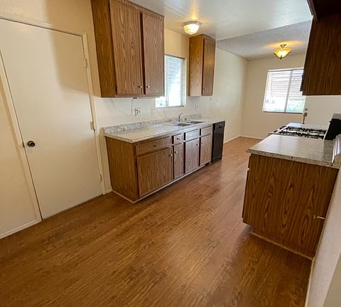 5th image of 586 Solano Dr