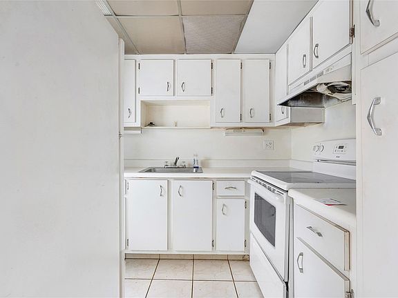 4th image of 2555 NE 11th Street #PH08