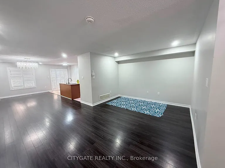 124 Crystalview Cres E — Photo 3