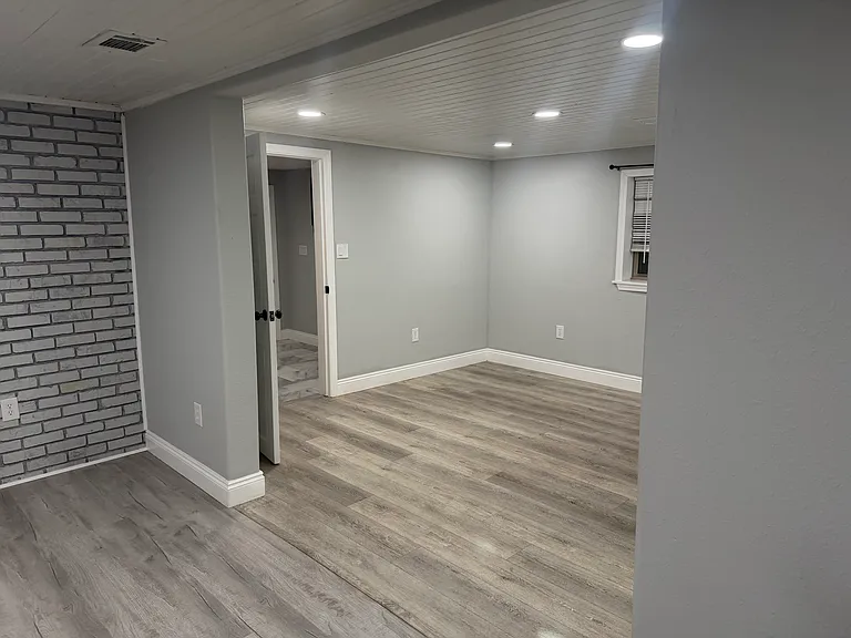 622 Ayer St — Photo 5