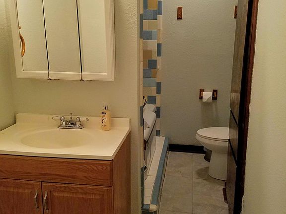 5th image of 8 Horseshoe Lake Dr E