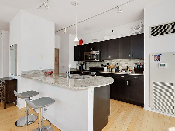 4th image of 8 E Randolph St Unit 2305
