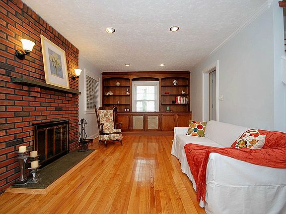 3rd image of 544 Ardsley Blvd