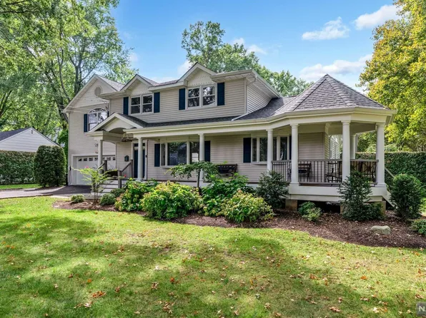 106 Benton Rd, Paramus, NJ 07652