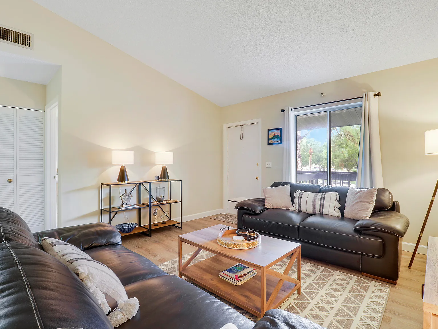 2 bed, 2.0 bath, 980 sqft, $2,500 — Photo 2