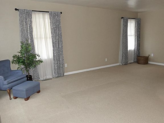 5th image of 417 Stanley Ave