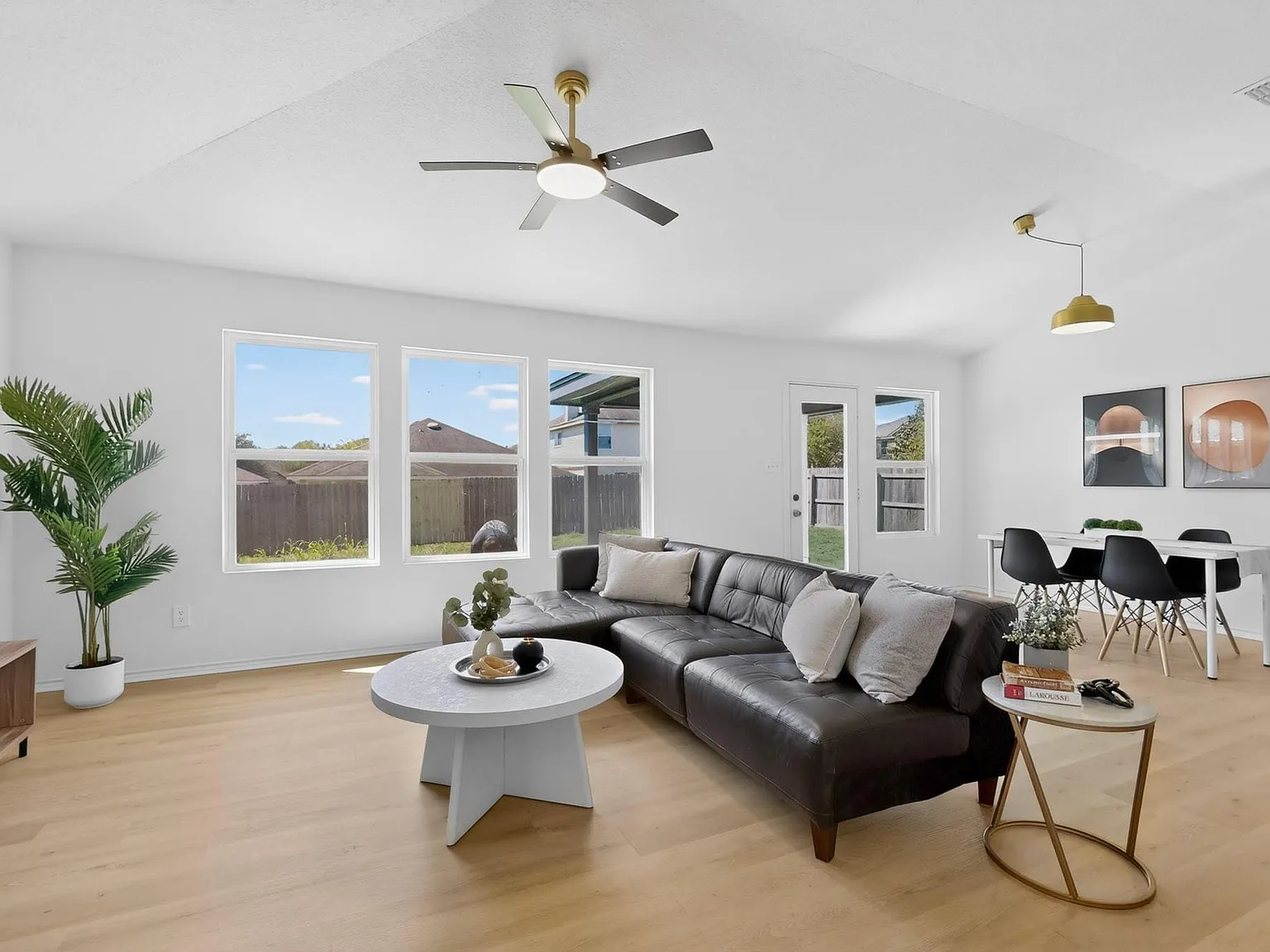 5 bed, 2.5 bath, 2856 sqft, $2,300 — Photo 4
