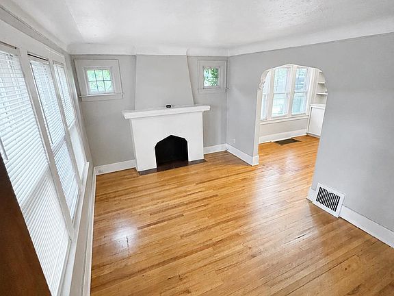 5th image of 903 E 3rd St