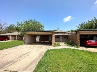 907 NW 28th St, Moore, OK 73160