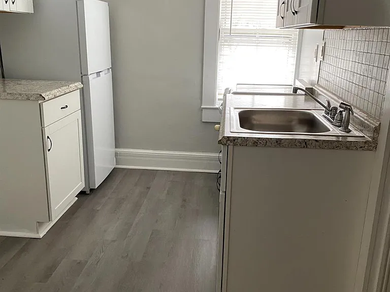 235 Montgomery St #3 — Photo 8