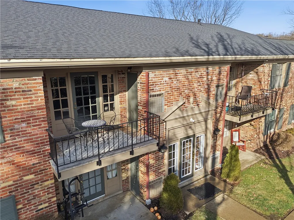 1110 Chatham Park Dr APT E photo 1