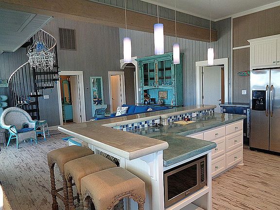 2nd image of 2025 Vista Dr