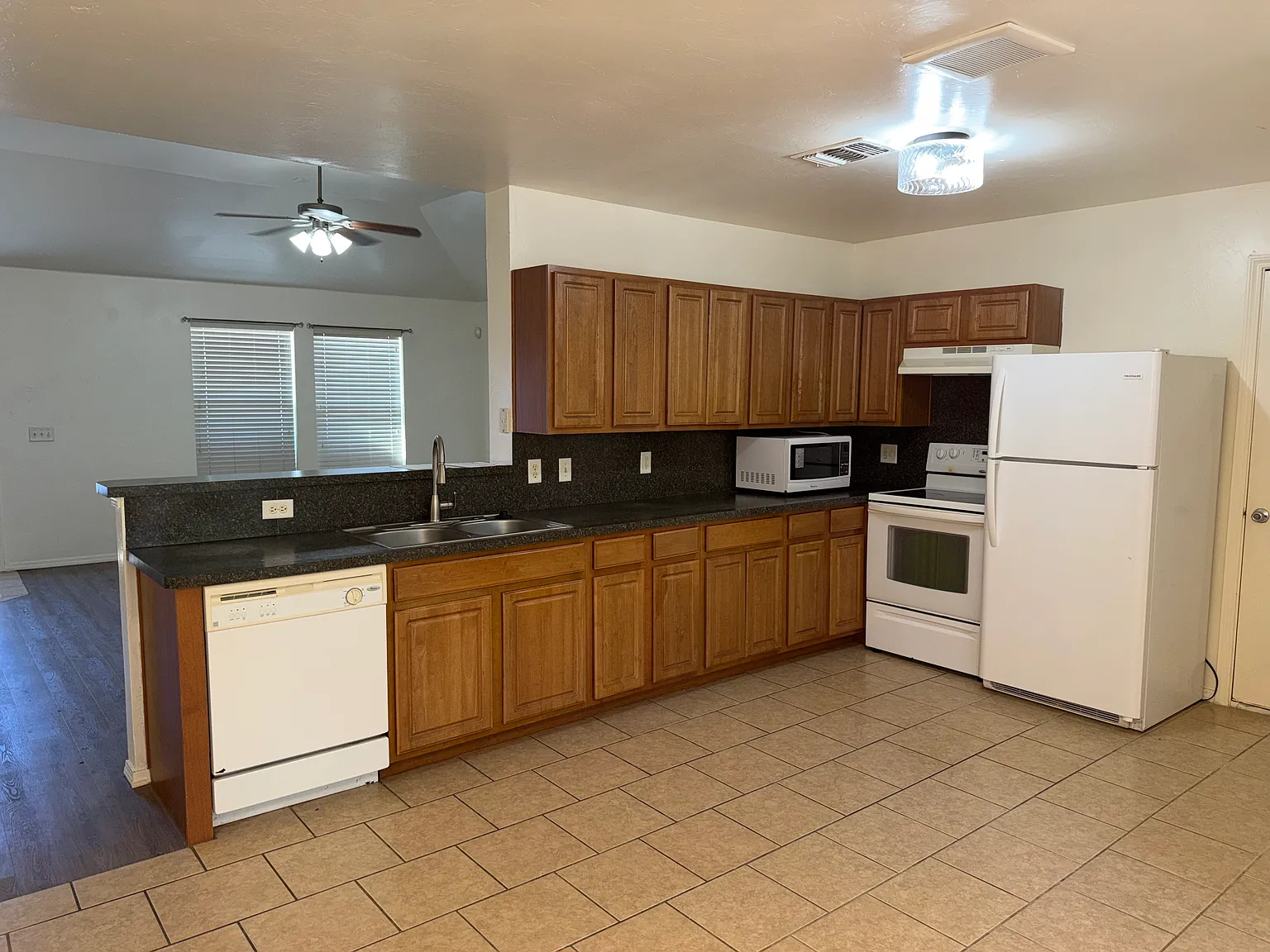 3 bed, 1320 sqft, $1,550 — Photo 4