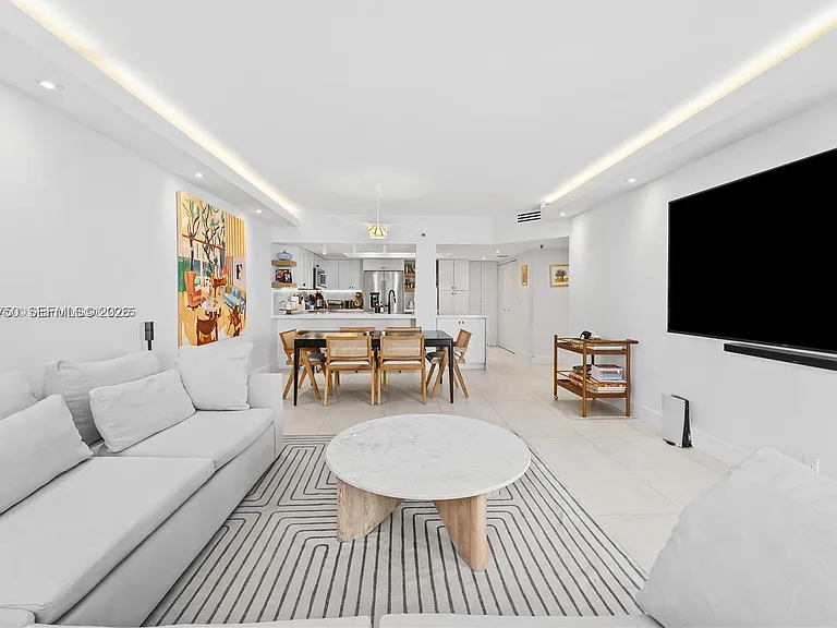 520 Brickell Key Dr — Photo 2