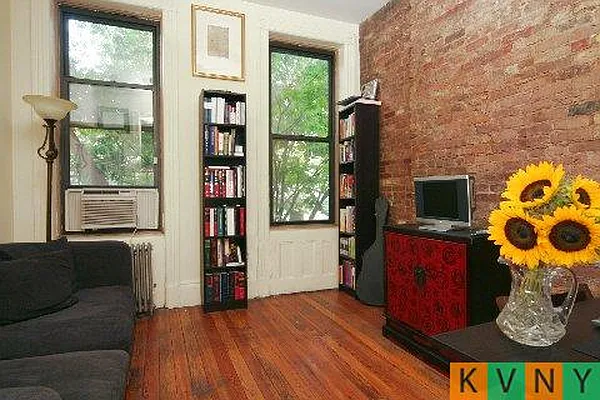 Rented by KVNY Soho | media 12