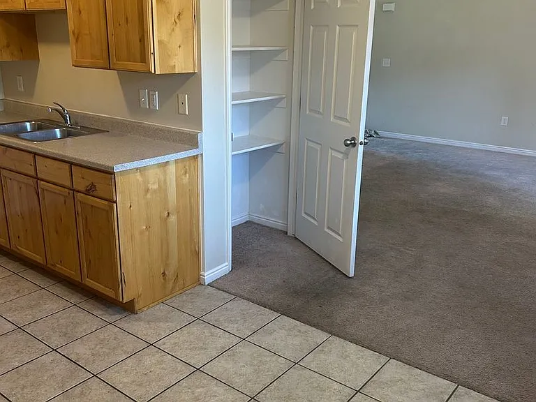 811 S Main St — Photo 7