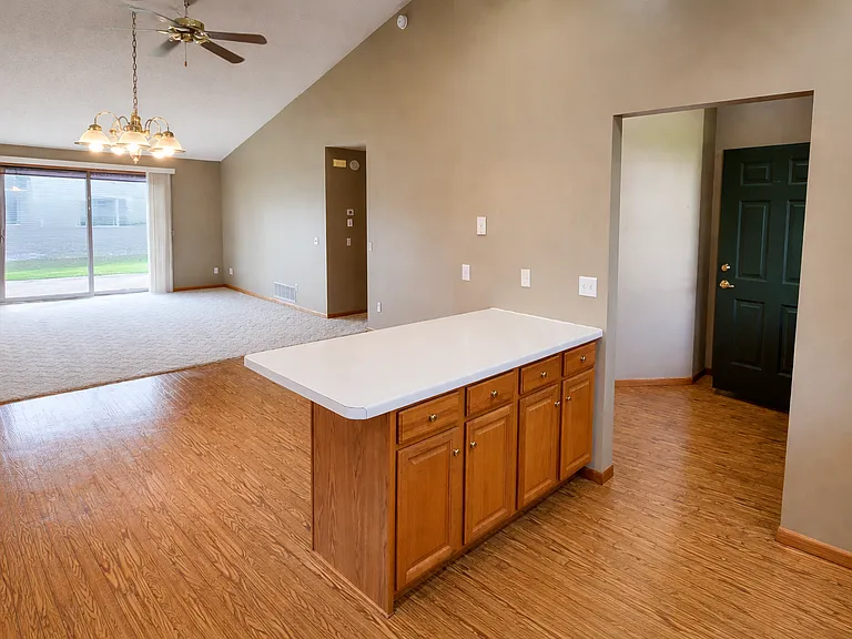 913 Richland Ave SW — Photo 4