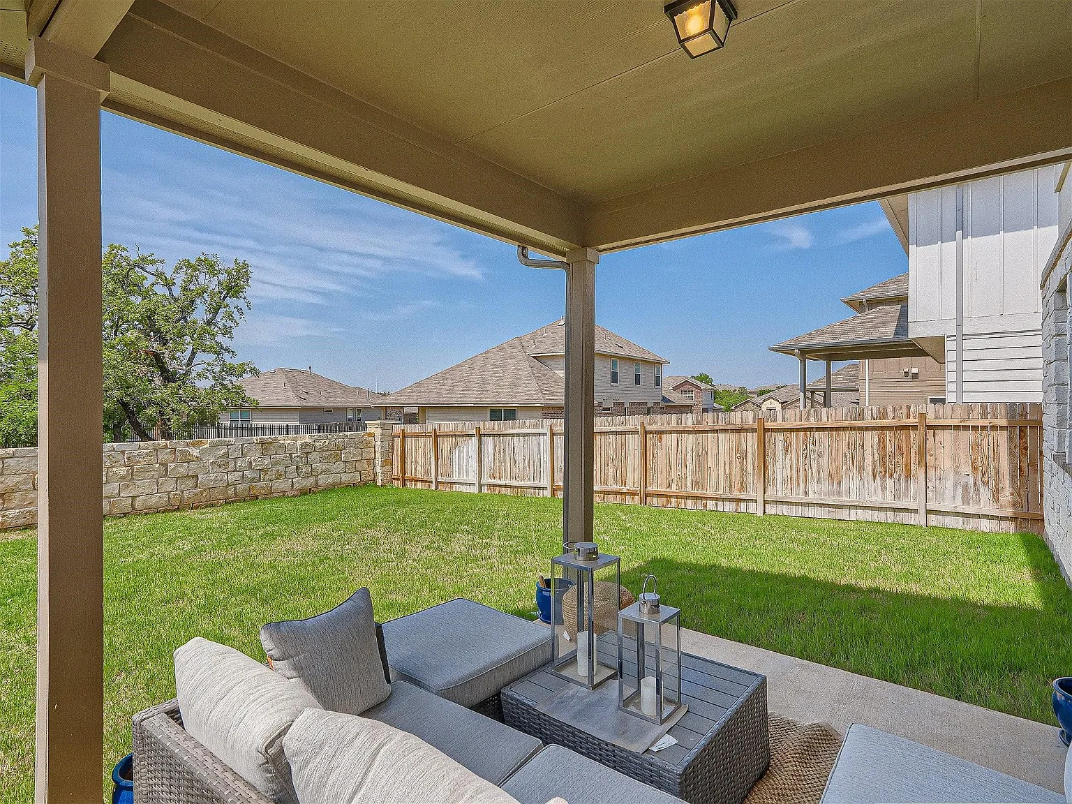 4 bed, 2.5 bath, 2116 sqft, $2,200 — Photo 2