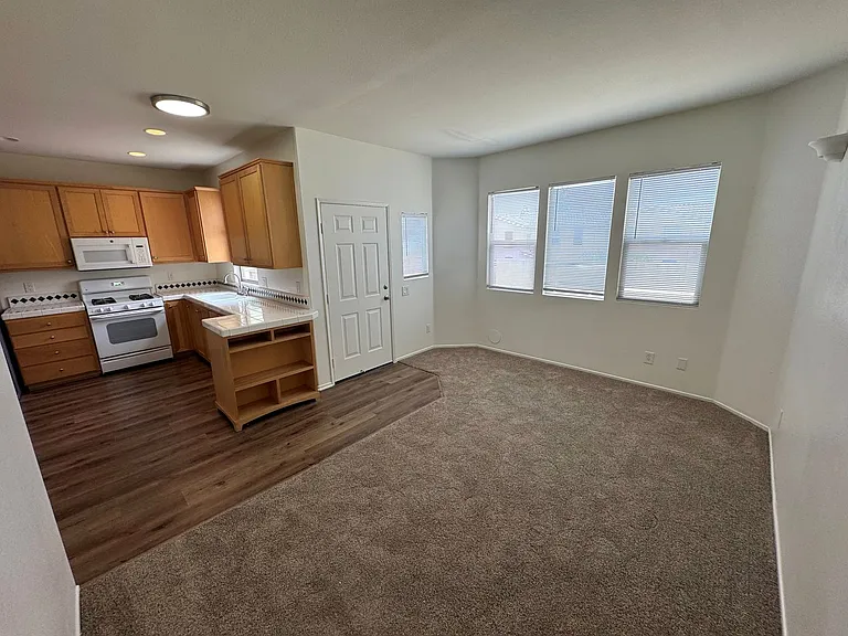 1073 N Ventura Ave #&-32 — Photo 3