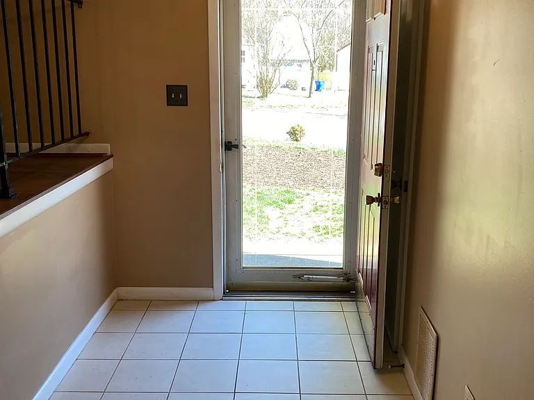 436 Queensway Rd — Photo 10